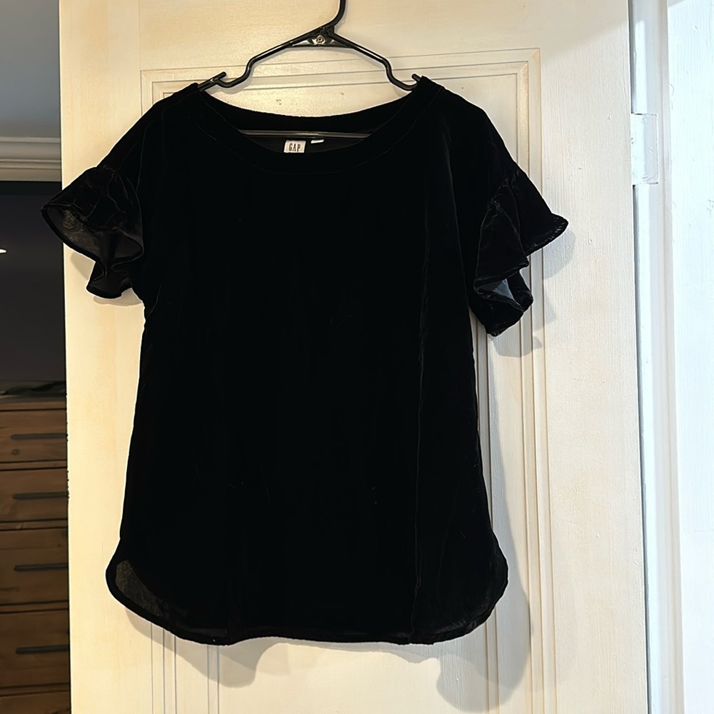 Women’s Gap Maternity Black Velvet Flutter Sleeve short sleeve top.